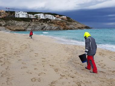 El projecte europeu ACT4LITTER fa un mostreig a la platja de cala Mesquida dins la Reserva Marina de Llevant