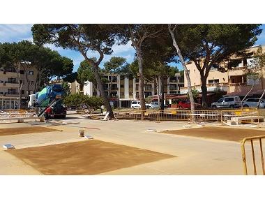 Es tapen els escocells de la plaça del Centre Cap Vermell