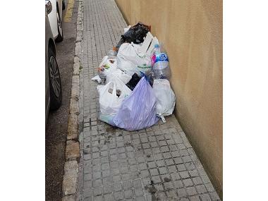 El departament de Medi Ambient demana civisme amb els fems a Cala Rajada
