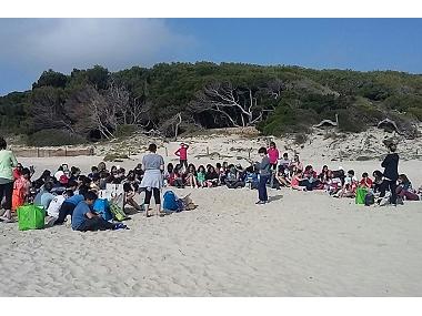 Els alumnes de 1r d’ESO de l’IES Capdepera aprenen sobre la gestió i bones pràctiques de les platges