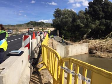 La consellera Garrido visita les obres de la carretera de ses Coves