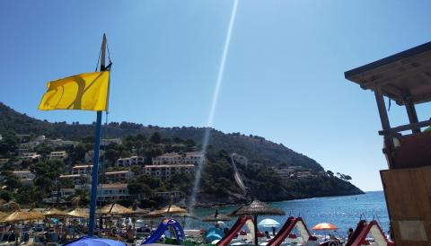 La platja de Canyamel ha hissat la bandera groga de forma indefinida per la situació actual causada pels temporals 