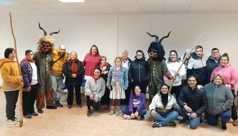 Ahir vespre l'Obreria de Sant Antoni i els dimonis van visitar als usuaris de Capdepera Integra, van ballar amb ells i feren una torrada per continuar amb els actes de les festes de Sant Antoni 2023.