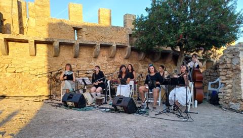 Concert AL RECER DE LES MURADES a l'esplanada de l'església del Castell. 