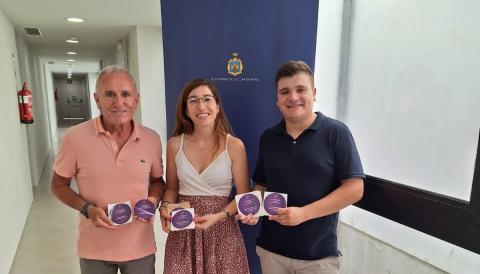 L'AJUNTAMENT DE CAPDEPERA PRESENTA LES FERRATINES CONTRA LES VIOLÈNCIES DE GÈNERE QUE ES DISTRIBUIRAN ALS LOCALS D'OCI I HOTELERS DEL MUNICIPI.