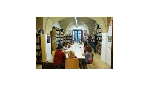 Els nins i nines de s’Alzinar visiten la Biblioteca