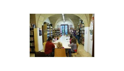 Els nins i nines de s’Alzinar visiten la Biblioteca