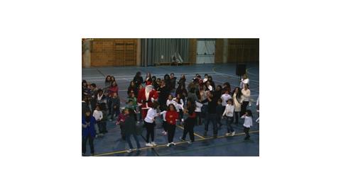 El Pare Noel balla amb els nins i nines gabellins