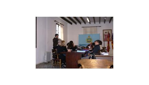 L’equip de govern abandona la sala