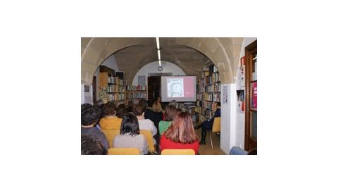 Ple a la conferència sobre Rondalles de dona