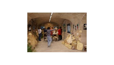 Les voltes acullen l’exposició de l’Escola d’Adults