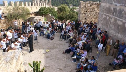 Més de seixanta violins sonen junts al Castell 