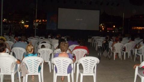 VETLADA DE CINEMA A LA FRESCA EN CATALÀ, UNA ACTIVITAT CLÀSSICA DINS LES FESTES DEL CARME