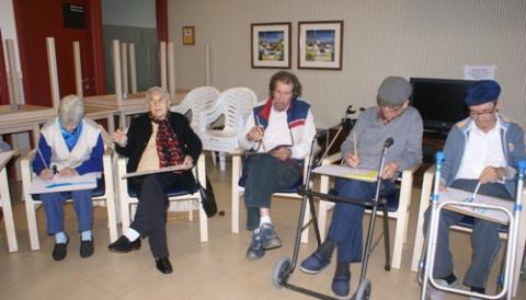 Els usuaris dels centres de dia es reuneixen per celebrar un dia de festa