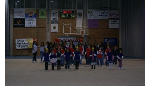 Els nins i nines de les escoles esportives celebren la festa de Nadal