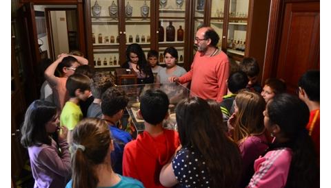 Els alumnes de s’Alzinar visiten la Farmàcia Melis