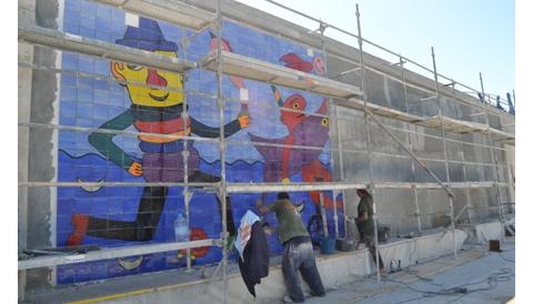 Es comença a instal•lar el segon mural de Gustavo