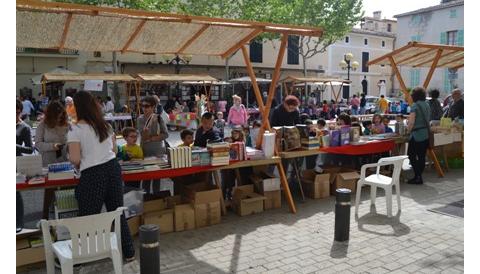 La plaça de l’Orient de Capdepera torna a acollir la Fira de Sant Jordi