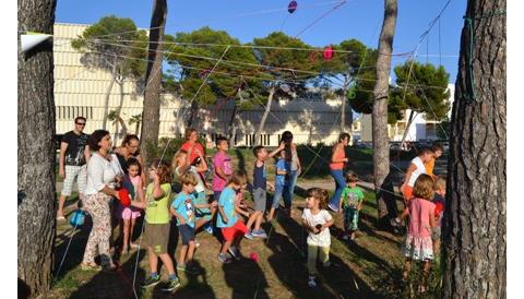 Els infants de Cala Rajada construeixen una teranyina gegant