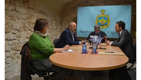 Els regidors del consistori i les associacions locals es reuneixen amb el president del Consell de Mallorca