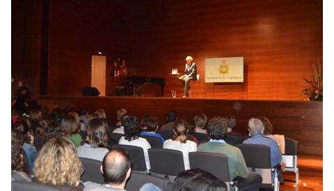 Carles Capdevila omple el Centre Cap Vermell amb la seva conferència Educar amb humor