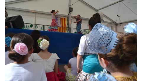 El cap de setmana flamenc omple la plaça dels Pins de sevillanes