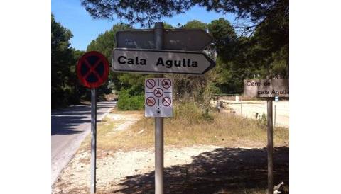 Medi Ambient assenyala els accessos a cala Agulla amb cartells informatius de prohibicions a la zona ANEI