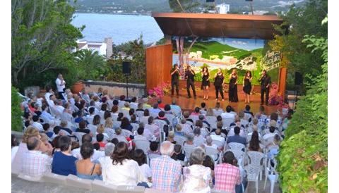 La coral de l’Escola de Música de Capdepera canta en directe amb ‘Cap Pela’ al concert a la llum de la lluna