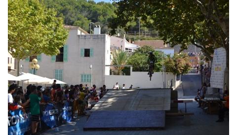 Els salts de BTT omplen de curiosos la plaça de l’Orient