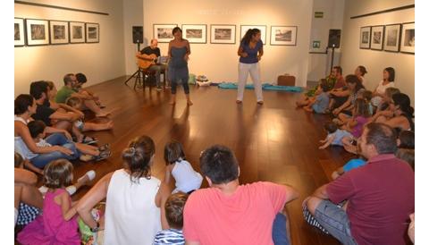 Grans i petits canten i ballen amb ‘Moixonies per créixer’