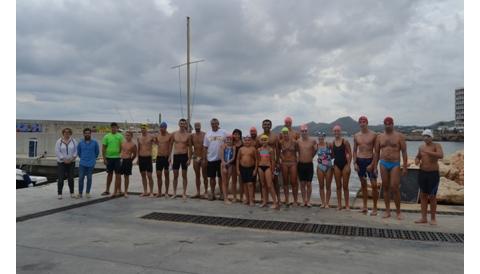 Xisco Gayà i Atila Prats, campions de la IV Travessa nedant del moll a Son Moll 