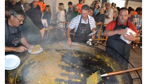 El moll s’omple de gent per tastar la paella dels mariners