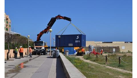 Comença la recuperació de la zona afectada pel vessament del cable elèctric a Cala Mesquida