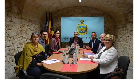 El consistori es reuneix amb el gerent de l’Agència de defensa del territori  de Mallorca