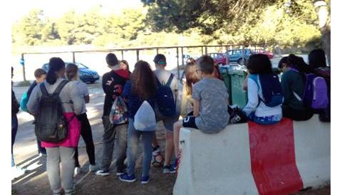 Els alumnes de primer d'ESO de l'IES Capdepera netejen cala Agulla
