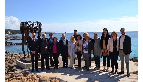 Sarasate inaugura l’exposició ‘Ballant amb les ones’ al passeig Marítim de Cala Rajada