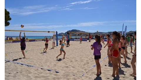 Els campions d’Espanya de volei platja Paula Soria i Christian García participen al primer clínic de beach volley de Capdepera