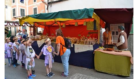 Els escolars s’endinsen dins l’Edat Mitjana amb el Mercat Medieval de Capdepera