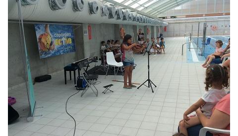 El cicle d’interludis musicals conclou amb un refrescant concert a la piscina municipal