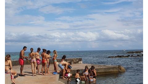 Els alumnes del taller de teatre gaudeixen d’una activitat ambiental per conèixer el fons marí