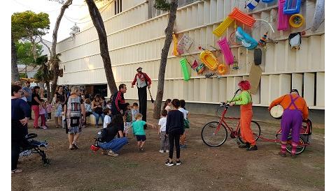 El cap de setmana de la Nit de les Arts acull artistes i públic a plaça del Centre Cap Vermell