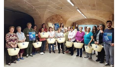 Els guanyadors del sorteig de la campanya ‘Bossa? No, gràcies’ s’emporten una senalleta feta a Capdepera