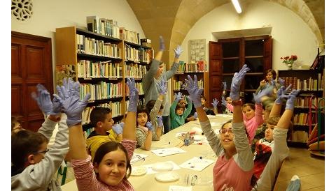 Les biblioteques organitzen un taller sobre l’ADN on els joves detectius descobreixen què és i per a què serveix