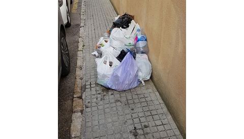 El departament de Medi Ambient demana civisme amb els fems a Cala Rajada