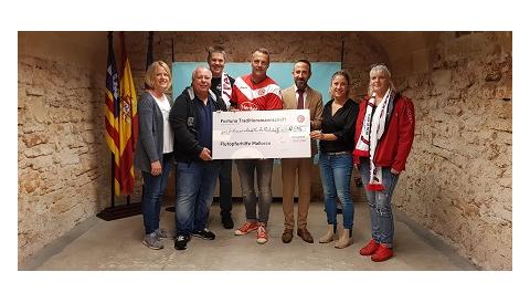 Els veterans del Fortuna Düsseldorf i el FanClub a Mallorca donen un xec de 6895€ pels afectats de les inundacions de Capdepera i Sant Llorenç