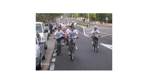 La primera bicicletada popular acull més de 100 persones