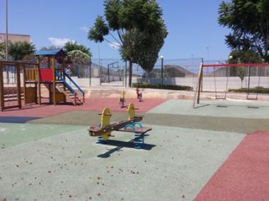 El departament de Medi Ambient arregla el terra del parc infantil del poliesportiu