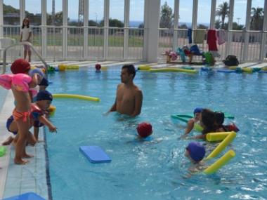 Els nins i nines de les escoletes municipals es fiquen a la piscina