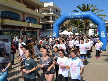 Més de 400 persones participen en la cursa popular per la dona