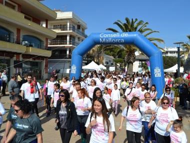 Més de 400 persones participen en la cursa popular per la dona